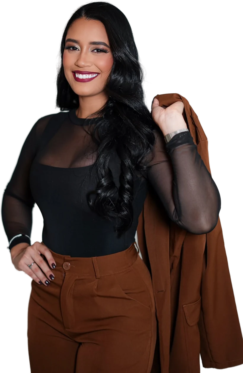 Silvania Mendes sorrindo, com o blazer marrom apoiado no ombro